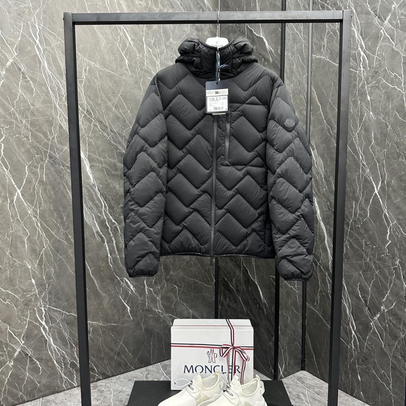 G*u*i down coat